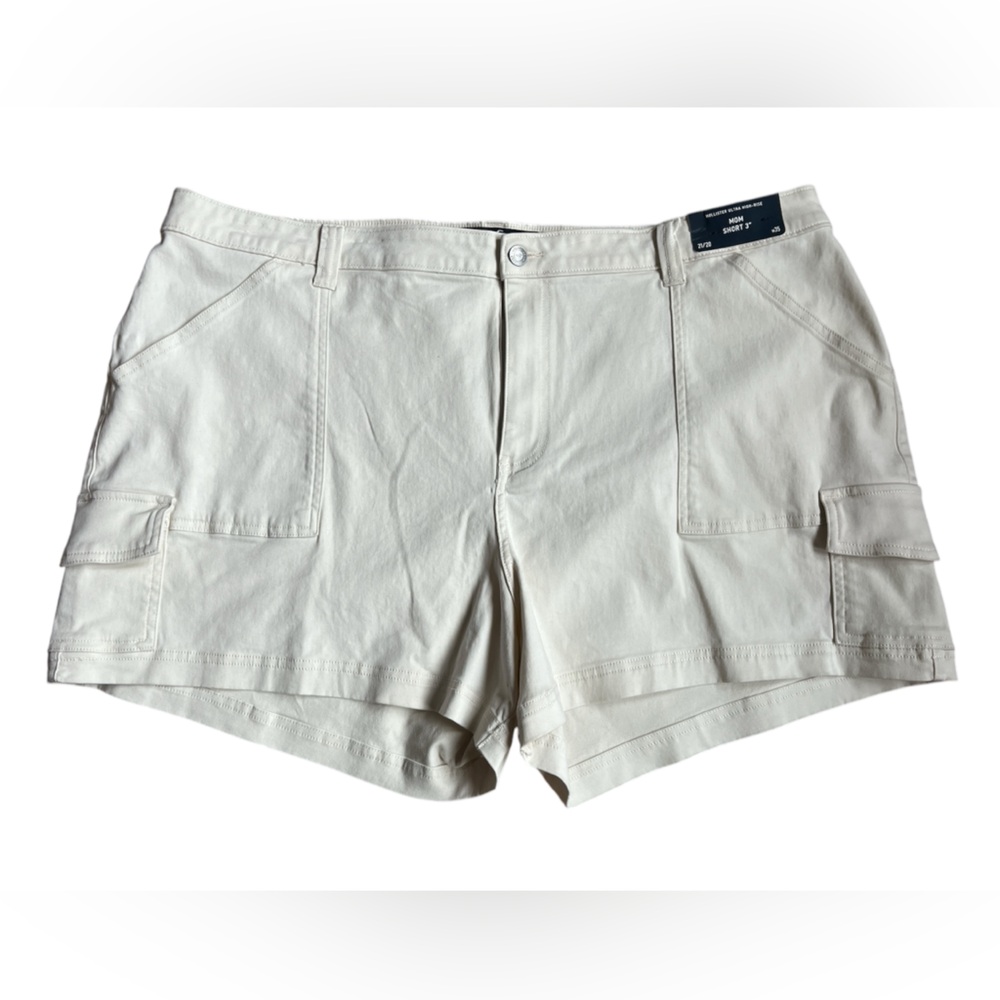 NEW HOLLISTER WOMEN’s ULTRA HIGH-RISE MOM SHORT 3”. Size 20 in white